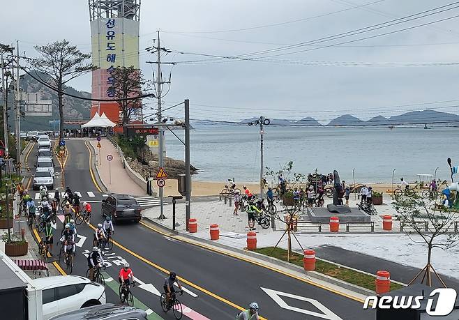 지난달 26일 전북 군산시 선유도해수욕장 모습. 휴일을 맞은 해수욕장에는 불볕더위를 식히려 몰려든 관광객들의 발길이 이어졌다. 2022.6.26/© 뉴스1 강교현기자