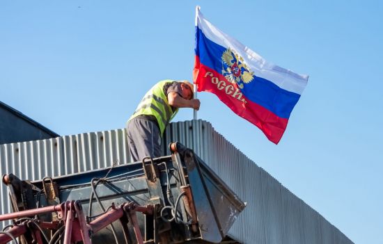 러시아가 점령한 우크라이나 자포리자주 멜리토폴의 버스 터미널에 1일(현지시간) 러시아 국기가 게양되고 있다/사진=연합뉴스