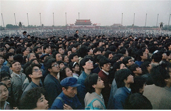 <1989년 4월 21일, 톈안먼 광장에 운집한 시민들. 사진Sadayuki Mikami / AP>
