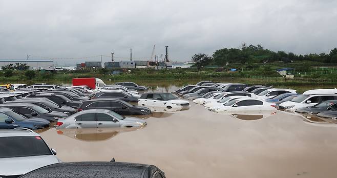 많은 비가 내린 지난달 30일 경기도 수원시의 한 중고차 단지 주차장이 물에 잠겨 있다./연합뉴스