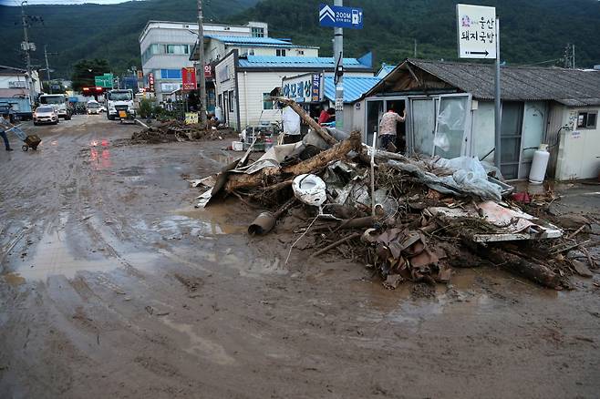 지난해 8월 태풍 '오마이스' 영향으로 많은 비가 내린 경북 포항시 북구 죽장면 면소재지가 침수돼 각종 쓰레기가 쌓여 있다./연합뉴스