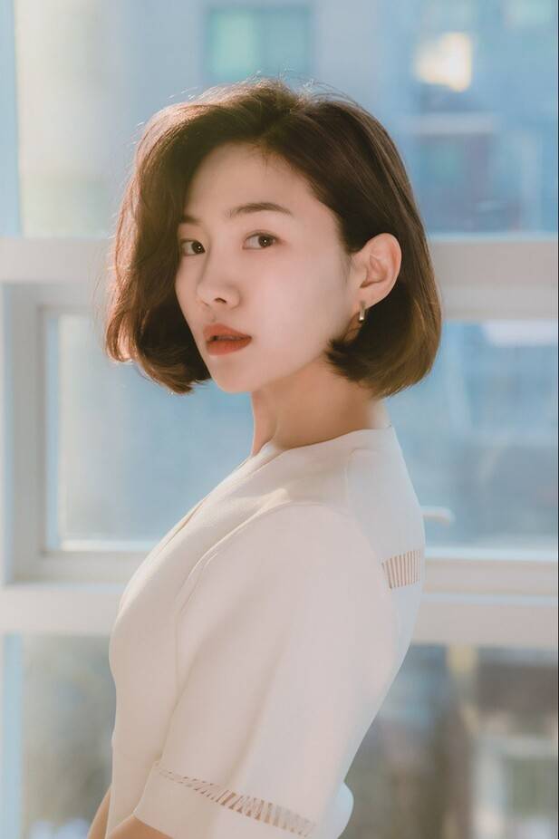 첫 산문집 <기적일지도 몰라>를 펴낸 배우 최희서. 최희서 제공