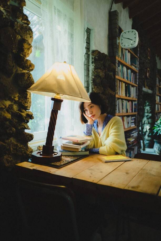 첫 산문집 <기적일지도 몰라>를 펴낸 배우 최희서. 최희서 제공