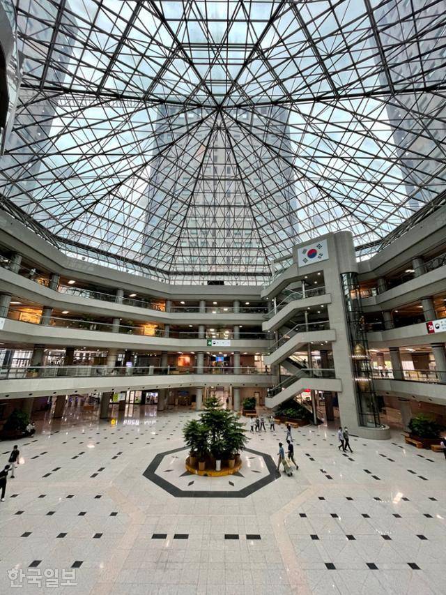 1998년 대전 둔산신도시로 이전한 대전정부청사 내부. 건물 4개동 사이에 위치한 공용 공간이다. 이곳으로 7,000여 명의 공무원이 이주하면서 대전 인구 증가 등 균형발전 성과를 올렸다. 특히 청사 주변 상업지구는 공무원 덕분에 '경기를 타지 않는 상권'으로 불린다.