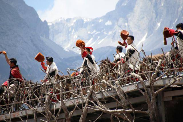 인상리장 공연에서 배우들이 말을 타고 이동하고 있다. ⓒ최종명