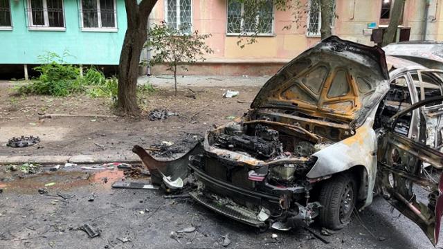 지난달 24일 우크라이나 저항군 공격으로 폭발한 헤르손주 청소년체육부 담당자 드미트리 사블루첸코의 차량 모습. 사블루첸코는 이 공격으로 숨졌다. 헤르손=TASS 연합뉴스