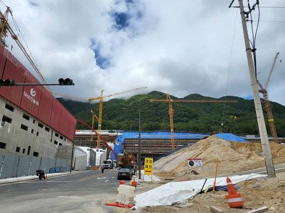 공사장 내 '경암재단' 표지판이 경암숲으로 가는 길을 안내하고 있다. 한은화 기자