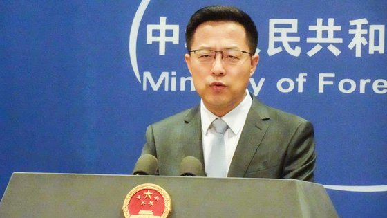 자오리젠 중국 외교부 대변인이 29일 정례 브리핑에서 한·일 정상의 나토 참여를 비난하고 있다. 신경진 기자