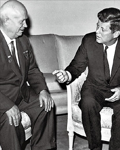 1961년 오스트리아 빈에서 만난 니키타 흐루쇼프 옛 소련 공산당 서기장(왼쪽)과 존 F 케네디 미국 대통령.  /도서출판 삼인  제공