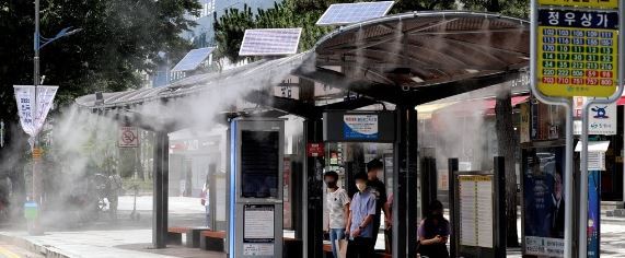 창원 등 경남 8곳에 폭염주의보가 발표한 30일 오후 경남 창원시 성산구 한 버스 정류장에 폭염 대비 쿨링포그(Cooling Fog) 시스템이 작동하고 있다. / 사진=연합뉴스