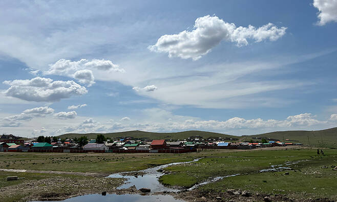 몽골 초원 마을과 몽골 전통 가옥 ‘게르’ 풍경 사진.