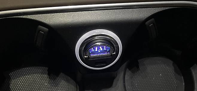 포르쉐 ‘카이엔’의 시가잭에 전원이 들어와 있다. 포르쉐 카이엔 동호회 제공