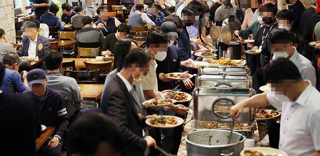 지난달 16일 서울 시내 한 점심뷔페 식당이 직장인들로 붐비고 있다. 이 식당 가격은 7000원이다. ⓒ연합뉴스