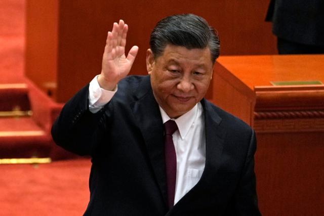 시진핑 중국 국가주석이 지난 4월 8일 베이징 인민대회당에서 열린 베이징 동계 올림픽과 패럴림픽 표창 행사에서 참석자들에게 손을 들어 인사를 하고 있다. 베이징=AP 연합뉴스