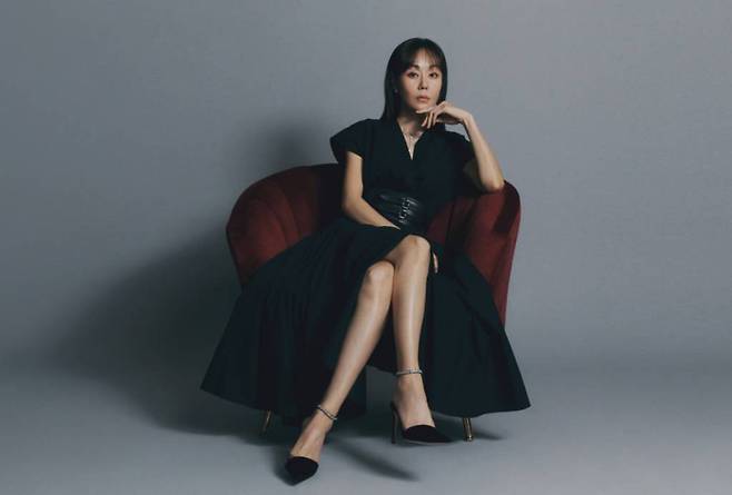 넷플릭스 오리지널 드라마 '종이의 집' 배우 김윤진이 28일 오전 진행된 화상 인터뷰를 위해 포즈를 취하고 있다. '종이의 집'은 통일을 앞둔 한반도를 배경으로 천재적 전략가와 각기 다른 개성 및 능력을 지닌 강도들이 기상천외한 변수에 맞서며 벌이는 사상 초유의 인질 강도극을 그린 넷플릭스 드라마다. /사진제공=넷플릭스 2022.06.28 /사진=이동훈 기자 photoguy@