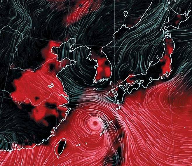 폭염 부추기는 태풍… 벌겋게 달궈진 한반도 - 구글에서 만든 기상 정보 사이트 어스널스쿨(earthnullschool)로 확인한 3일 오전 8시쯤의 한반도 주변 기상 상황. 기상 정보를 종합해 사람들이 대기 온도가 높아 덥다고 느낄 만한 경우 붉은색으로 표시하는데, 이날 오전인데도 한반도 대부분이 붉게 나타나 있다. 한반도와 일본 아래쪽으로는 북동쪽으로 이동 중인 제4호 태풍 에어리(AERE)의 모습이 보인다. 기상청에 따르면, 북상 중인 태풍이 덥고 습한 공기를 한반도에 불어넣고 있는 게 최근 폭염의 원인 중 하나다. /어스널스쿨