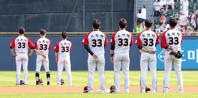 3일 열린 롯데와 LG의 프로야구 경기 전 선수들이 국민의례를 하는 모습. 박용택 은퇴식을 기념해 선수들이 박용택의 별명이 쓰인 유니폼을 입었다. 박용택은 "실망스럽게도 졸렬택이 없다"며 아쉬워했다. /뉴스1
