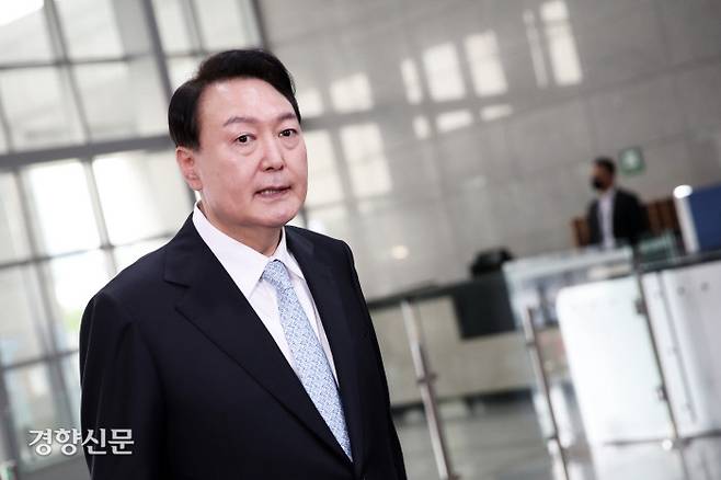 윤석열 대통령이 4일 오전 용산 대통령실 출근길에 취재진의 질문에 답하고 있다. 강윤중 기자