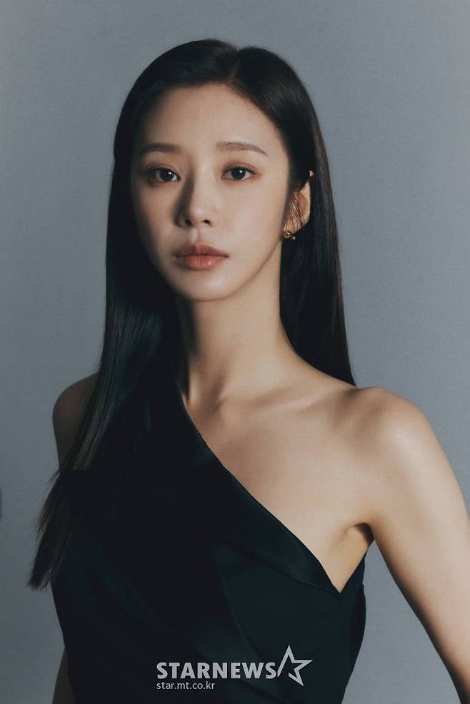 넷플릭스 오리지널 드라마 '종이의 집' 배우 이주빈이 4일 오전 진행된 화상 인터뷰를 위해 포즈를 취하고 있다. '종이의 집'은 통일을 앞둔 한반도를 배경으로 천재적 전략가와 각기 다른 개성 및 능력을 지닌 강도들이 기상천외한 변수에 맞서며 벌이는 사상 초유의 인질 강도극을 그린 넷플릭스 드라마다. /사진제공=넷플릭스 2022.07.04 /사진=이동훈 기자 photoguy@