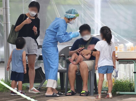 5일 오전 대전 유성구 월드컵경기장 주차장에 마련된 선별진료소에서 시민들이 코로나 검사를 받고 있다. 뉴스1