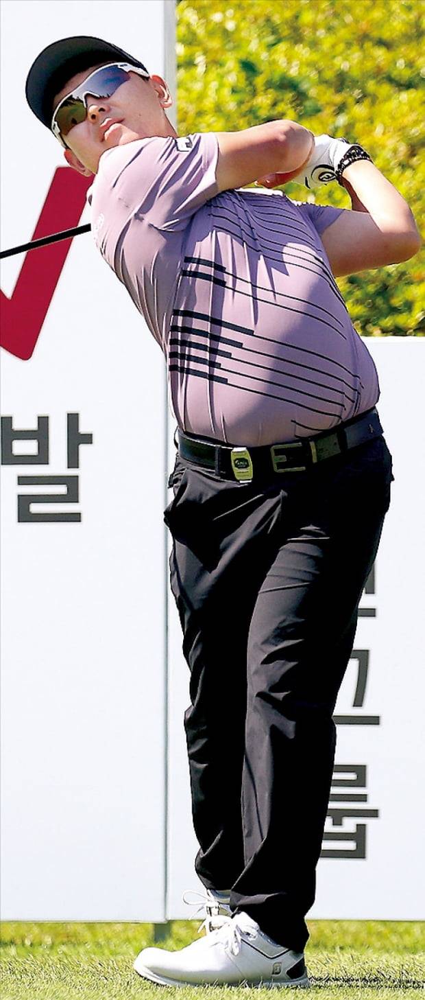 권오상이 지난 2일 열린 한국프로골프(KPGA) 코리안투어 아시아드CC 부산오픈 3라운드 1번홀에서 드라이버로 티샷하고 있다. KPGA 제공