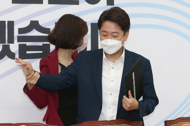 지난달 23일 배현진 최고위원의 인사 거부하는 이준석 대표, 연합뉴스
