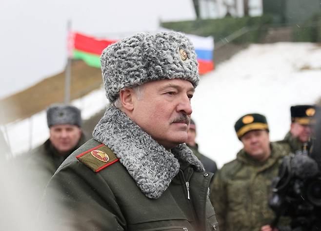 사진은 러시아의 우크라이나 침공 이전인 지난 2월17일(현지시각) 알렉산더 루카센코 벨라루스 대통령이 러시아·벨라루스 합동 군사훈련 현장에 방문한 모습. /사진=로이터