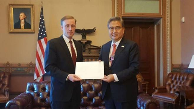 지난 4월 5일(미국 현지시간) 박진 한미정책협의대표단 단장이 제이크 설리번 백악관 국가안보보좌관에게 윤석열 대통령 당선인이 조 바이든 미국 대통령에 보내는 친서를 전달했다.