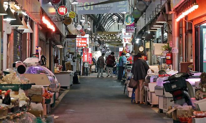 5일 서울 시내 한 전통시장이 한산한 모습을 보이고 있다. 뉴시스