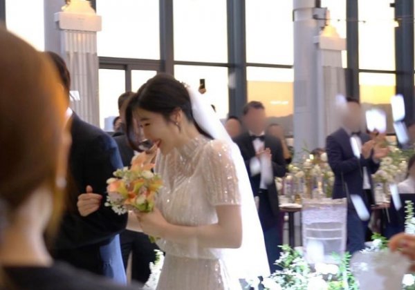 Davichi Lee Hae-ri thanked him after the marriage ceremony.Lee Hae-ri revealed his smile at the marriage ceremony on Instagram on May 5, saying, Haru, who laughed and cried, is so grateful to everyone who congratulated me.I will live beautifully. I am a happy bride of a summer night. Lyn Lee Hae-ri, who had a marriage ceremony with her boyfriend on the last three days.On this day, Jang Doyeon took charge of the society and the celebration was called by Lee, Lyn and Baek Ji-young, and Yoo Jae-seok, Jo Se-ho, Stern and Davichi Kang Min-kyung attended as guests.Earlier, Lee Hae-ri made a surprise announcement of marriage directly in a hand letter in May.He said of the prospective groom, If youre with me, youll have a lot of laughs and a lot of things to learn.I will be with you for the rest of my life. He said, I will continue to sing on the spot with Davis Lee Hae-ri, and I will laugh and talk with Kang Min-kyung.I always appreciate the fans who love me unconditionally, and I will pay you back with a good album, waiting for the day we meet at our concert hall.In this article, member Kang Min-kyung made a witty comment saying, I will go away and live well.
