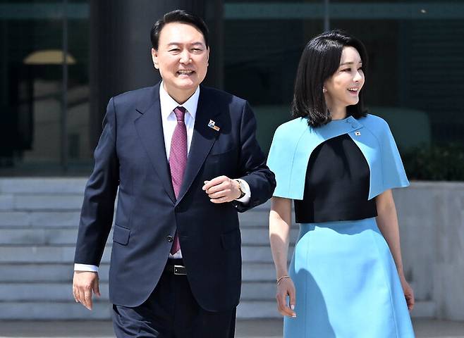 윤석열 대통령(왼쪽)과 부인 김건희 여사가 지난달 30일 오후(현지시간) 3박5일 동안 스페인 마드리드에서 열린 나토(NATO·북대서양조약기구) 정상회의 첫 순방을 마치고 바라하스 국제공항에서 공군1호기로 이동하며 이야기를 나누고 있다. 대통령실 사진기자단