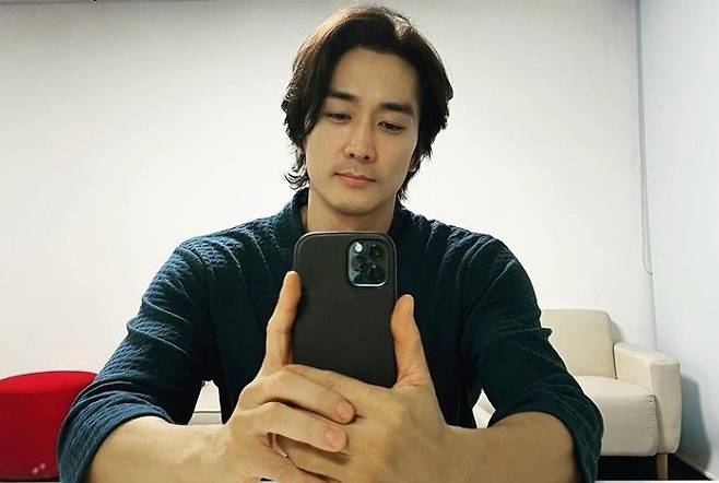 Actor Song Seung-heon has revealed his recent history.Song Seung-heon posted a picture on his instagram on the 7th with an article entitled Its hot. # Self play in the waiting.The photo shows Song Seung-heon, who fell into a self-titled sammaekyung.Song Seung-heon in the photo surprised netizens with her beauty while she was 47 years old. Her muscular upper body and natural sexy also shined.Meanwhile, Song Seung-heon returns to the movie Hidden Face, in which director Kim Dae-woo takes the megaphone and will star Cho Yeo-jeong, Park Ji-hyun and Park Ji-young, except Song Seung-heon.