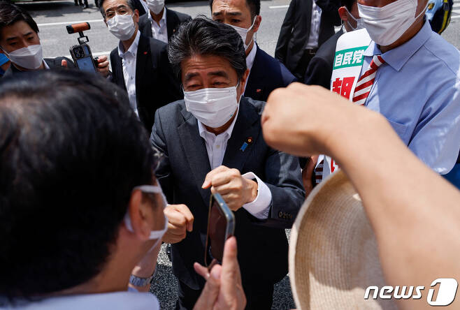 일본 아베 신조 전 총리가 선거 유세 중에 쓰러졌다. © 로이터=뉴스1 © News1 이서영 기자