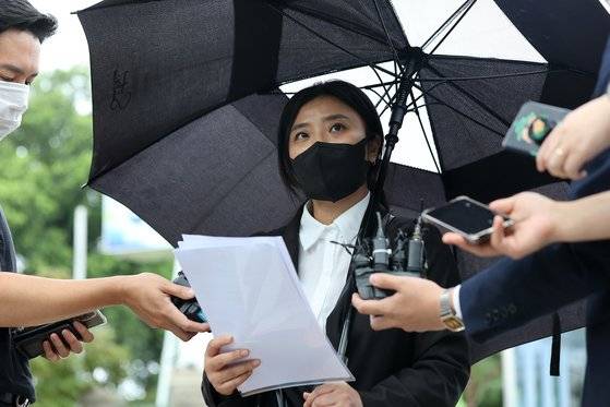 김성진 아이카이스트 대표의 법률 대리인인 김소연 변호사가 지난달 30일 경기도 의왕시 서울구치소 앞에서 취재진의 질문에 답변하고 있다. 이날 서울경찰청 반부패·공공범죄수사대는 지난 2013년 이준석 국민의힘 대표에게 성접대했다는 의혹을 받는 김 대표를 참고인 신분으로 조사했다. 뉴스1