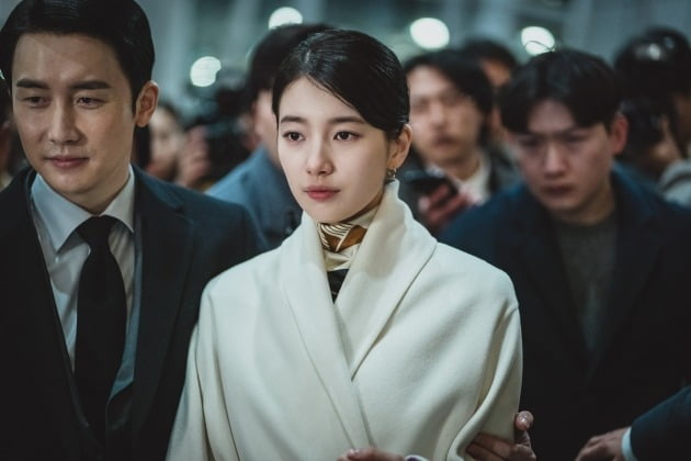 In the 5th and 6th episode of the Coupang Play original Anna released on the 8th, it included the image of Anna Yumi (Bae Suzy), who confides all the truth and finishes Annas life.Yumi was puzzled by reports that a woman in her 30s was found dead at the Mare Gallery Gallery.A woman in her 30s was Hyun-joo (Jung Eun-chae), who demanded Anna 3 billion won in exchange for his name, and it was not clear that she committed suicide because she was blackmail - Cinémix Par Chloé.Heo Ji-hoon (Kim Jun-ha Boone) gradually revealed her true color to Yumi.He used his tone to dismiss Kim, who was fired, and took him off work regardless of Yumis doctor for his election activities.Yumi began to make his own weapon by digging into his company secrets through Joe Secretary with Heo Ji-hoon.Later negative reports about Heo Ji-hoon broke out, saying he had a woman in a de facto marriage relationship, and had an autistic son between the two.Here, even the real Annas college paper, the ghostwriting report, broke out, which Yumi had spilled into the media as part of.But Heo Ji-hoon put things together in a blink of an eye, so Yumi noticed that Heo Ji-hoon knew he was a fake Anna.The money-chasing Hyunju contacted Heo Ji-hoon first: Heo Ji-hoon Are you confident to live with this Yumi again? Blackmail – Cinémix Par Chloé, and Yumi was convinced that Heo Ji-hoon was involved in the death of Hyunju.Yumi mentioned his nephew at the wedding ceremony to Heo Ji-hoon, and questioned the fact that the child was not a nephew but a child of Heo Ji-hoon and that his wife, Lim Soo-yeon, died in Jeju Island as soon as she gave birth.Yumi and support decided to blow up when Heo Ji-hoon was on the lookout shortly after becoming mayor of Seoul; however, it was not easy to tell the truth.Heo Ji-hoon, after being elected, prevented Yumis mother from meeting her even when she said she was in critical condition, and took Anna out of the country for the reason that she was going to pick up her extramarital child in United States of America and took her passport.Support visited the prosecution, but it had to be locked up for more than 14 hours due to clogging at the top.Eventually, the support opened the window of the laboratory and committed suicide to inform the world of the Heo Ji-hoon Golden Gate Bridge.Bae Suzy made a collision by walking a side brake after learning Heo Ji-hoon wasnt wearing a seat belt.Yumi, who got out of the car, pulled his passport from inside Heo Ji-hoons clothes, which could not escape between the seat and the steering wheel.At this time, he confirmed the letter of support that I do not think it will be a prosecutor, and he thoughtfully untied the scarf and tied it to the bag and lit it.In Korea, news of Heo Ji-hoons death and Annas missing were reported.As the Choi Ji-hoon Golden Gate Bridge was revealed, his incense altar was empty without a mourner.Years later, Yumi emerged from Canada; the Yumi neighbour knew him as a Chinese who had walked from United States of America.In the snowy winter, Yumi, who takes off the firewood in the house, and the appearance of throwing a handbag that was lit into the car ended with a overlap.