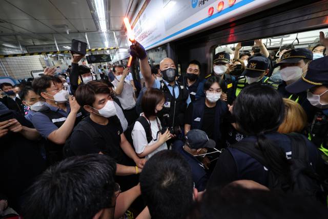 ▲박경석 전국장애인차별철폐연대(전장연) 상임공동대표와 활동가들이 서울 혜화역에서 지하철 집회를 재개하며 장애인권리예산과 이동권 보장을 촉구하고 있다. ⓒ연합뉴스