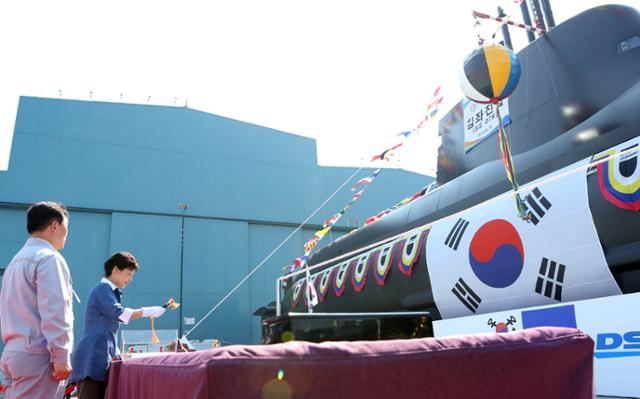 2013년 8월 18일 박근혜(왼쪽 두 번째) 대통령이 경남 거제시 대우조선해양 옥포조선소에서 열린 잠수함 김좌진함 진수식에서 진수 테이프를 자르고 있다. 거제=연합뉴스