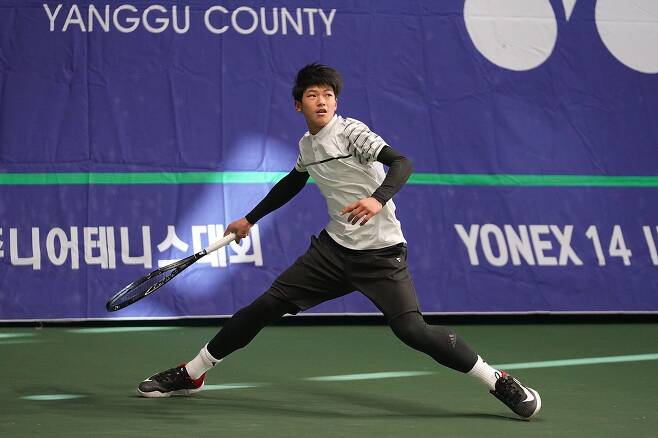 조세혁은 올해 신설된 윔블던 테니스 14세부 남자 단식 우승을 차지하며 한국 테니스의 기대주로 떠올랐다. 사진은 작년 말 강원도 양구에서 열린 IBK 요넥스 14 주니어 대회에서 경기하는 모습. /프리랜서 김도원