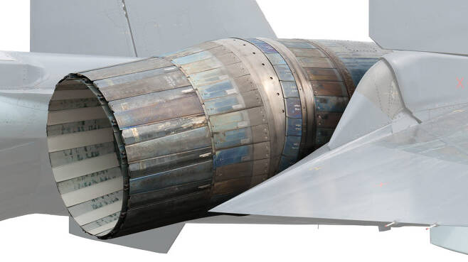 Su-35의 추력편향 노즐. (출처: Julian Herzog)