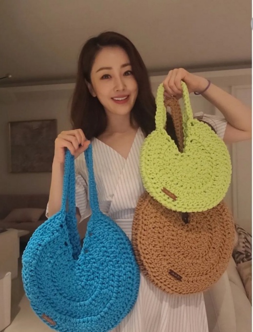Actor Oh Na-ra, 47, boasted of his dexterity with his own bag.On the 13th, Oh Na-ra told his instagram: Im proud of my bag at night.It is a gift for a gift # Jung Sung # Poop Bag # What color is it? # I can not get an order # It takes a long time # # Label production that is only one in the world. Europe Vuitton Europe Mess Naranne Europe, he added, three months after I fell into a knitting. Three bags made of knitting catch my eye.It is a finished product with outstanding skills.Oh Na-ra showed off her sheer charm in a dress - a look she boasts with a range of coloured bags.Musical actor Kim Ho-young (39), who saw this, said, Huh?! My sister was blind?! Caught! Big hit.The netizens also responded such as Wow and beautiful, I want to buy it, and It is a great deal of damage.On the other hand, Oh Na-ra is appearing on the cable channel tvN Saturday drama Alchemy of Souls.