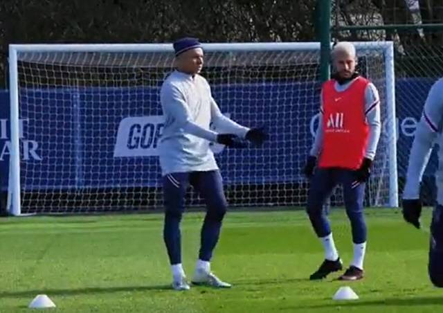 네이마르(오른쪽)이 음바페의 손을 외면하고 있다.문도데포르티보 캡처