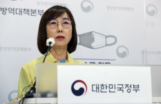 백경란 질병관리청장이 13일 코로나19 재유행에 대한 대응 방안을 발표하고 있다. 연합뉴스