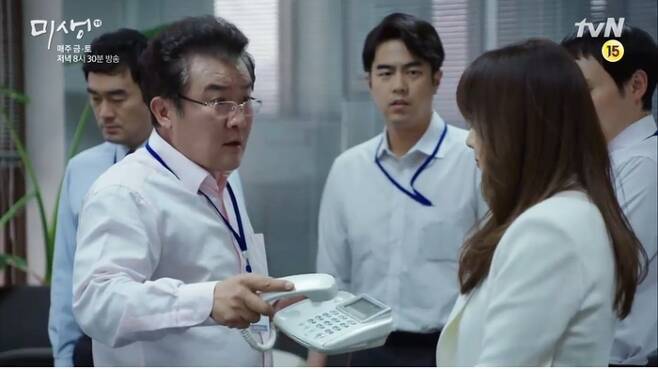 tvN 드라마 <미생>의 한 장면. 상사가 직원들을 괴롭히고 있다. 드라마 화면 캡처