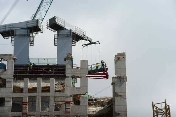 7일 오전 광주 서구 화정동 현대산업개발 아파트 신축공사 붕괴사고 현장에서 작업자들이 철거 사전 작업을 진행하고 있다. /사진=뉴스1