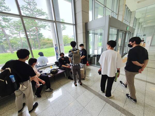 1라운드가 끝난 선수들은 회장 밖에서 대기한다.