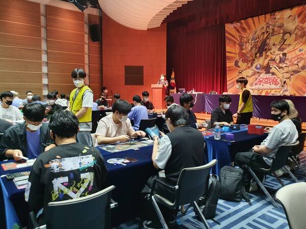 게임의 룰링과 대회 진행을 담당하는 저지들이 분주하게 움직인다.