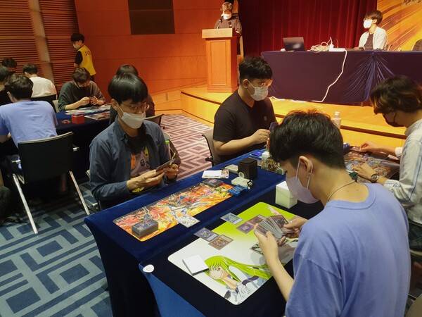 2014 월드 챔피언쉽 한국 대표 '김덕후' 최준형 선수(좌)의 모습