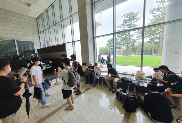 대회 시작 전 서로의 정보를 공유하는 선수들의 모습