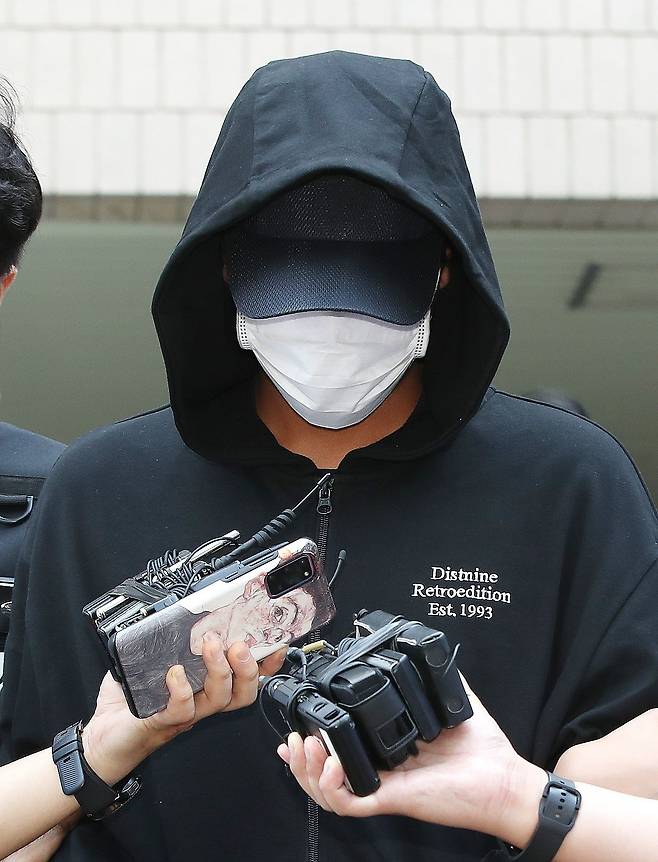 인하대 캠퍼스 안에서 동급생을 성폭행하다 추락해 숨지게 한 20대 남성 A씨가 17일 오후 구속 전 피의자 심문(영장실질심사)을 마치고 인천시 미추홀구 인천지방법원을 나서고 있다./뉴스1