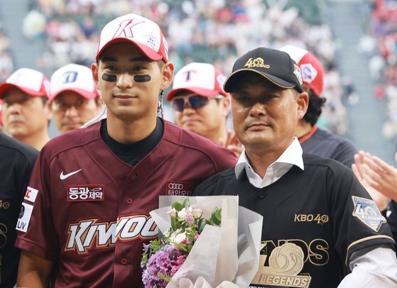 KBO 레전드 40인 TOP 4에 선정된 아버지 이종범 LG 트윈스 퓨처스 감독(오른쪽)에게 꽃다발을 전한 아들 이정후. [연합뉴스]